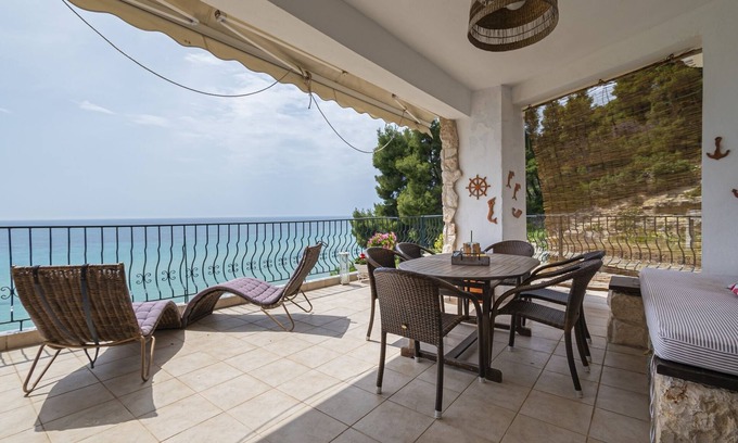 Siviri Apartamento | Poseidon Seafront Apartment by RentalsPro
