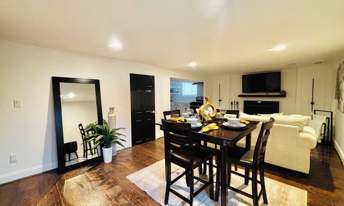 Marley Casa | Posh 2 levels house 5 bedrooms, 2 bathrooms, near by BWI airport and Annapolis.