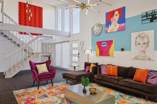 Grand Prairie Casa | Posh 5BD w Pool Hot Tub Cinema Patio Foosball
