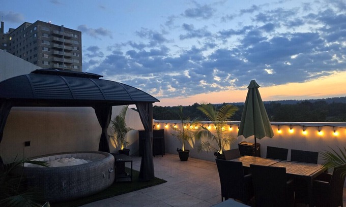 East Orange Apartamento | Posh Couple's Suite-Private Patio w/jacuzzi