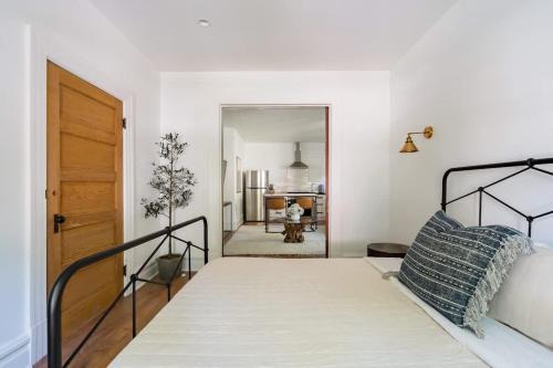 Uptown Casa | Posh Local 2BR - Boutiques & Eateries