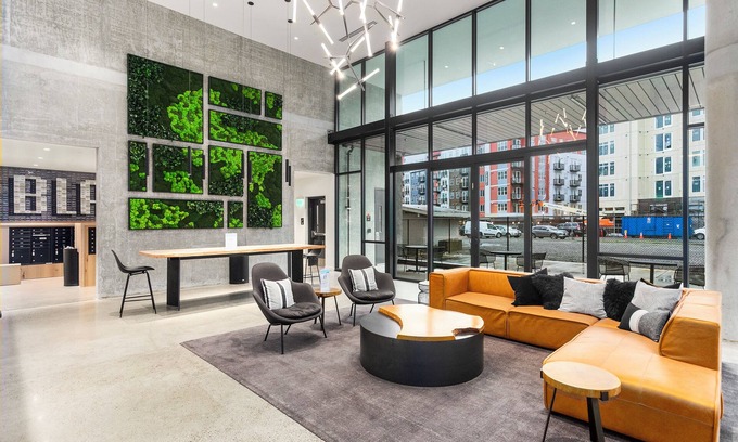 Downtown Apartamento | Posh Lofty Pad in Central Redmond