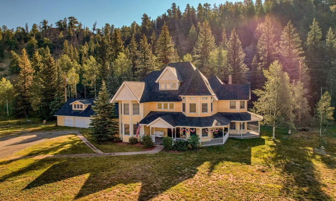 South Fork Casa | Posh mansion with antique decor, WiFi, & gas fireplace - near river and skiing
