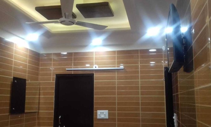 South Extension Casa | Posh south delhi foreigners place luxury room with kitchen