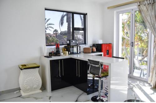 Humewood Apartamento | Posh Spot Gold Unit beautiful Beach View Apartment Sleeps 2