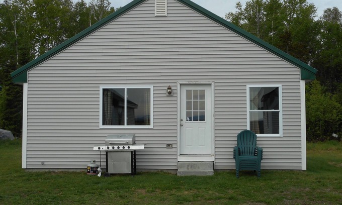 Shirley Cabina | Post and beam cabin with king and bunk