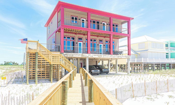 Fort Morgan Casa | Postcard views from your home equipped with a dream kitchen! Come enjoy luxurious living in a highly sought-after neighborhood in Fort Morgan.