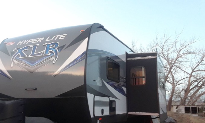 Poway Complejo | Poway Pad Toyhauler Stationary or for Road Trips