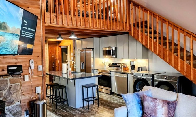 Snowshoe Chalet De Esquí | PowderMonkey 2br/2ba+Loft - Ski out & PET friendly