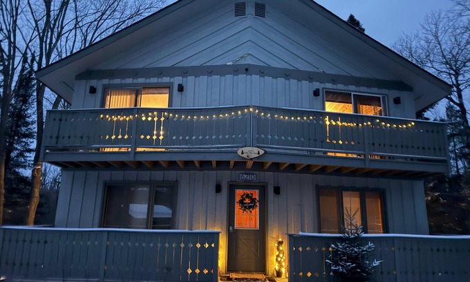 Bessemer Chalet De Esquí | Powdery Peak Ski Chalet- Where Mountain Memories Begin