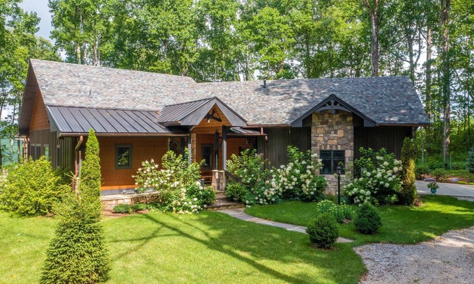 Spruce Pine Cabina | Power, Water & WiFi! Hot Tub, Firepit, Beautiful Mtn Views, Private, Nearby BRP!