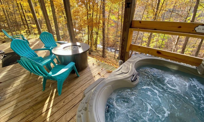 Bakersville Casa | Creekside Haven ofrece una hermosa vista de Rock Creek