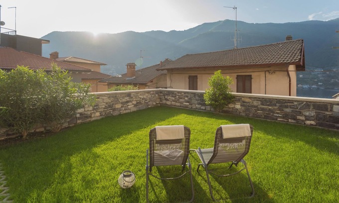 Torno Apartamento | Pozzo Vertical Apartment with garden and parking
