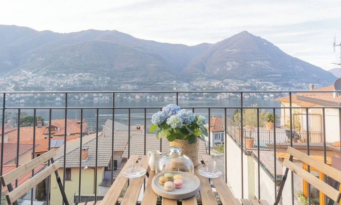 Torno Apartamento | Pozzo Vertical Apartment With Garden and Parking