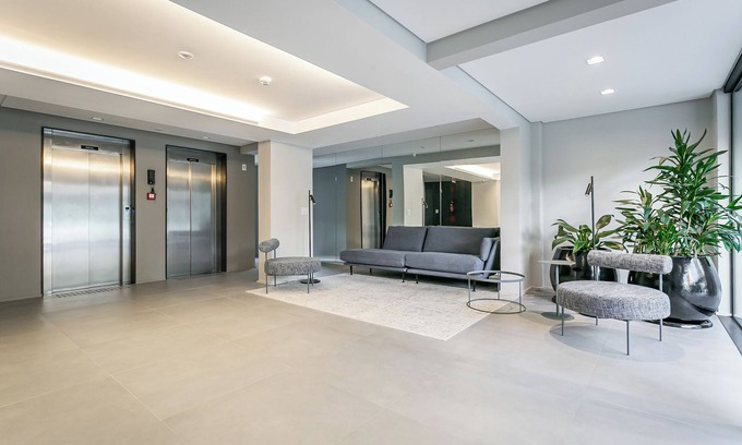 Centro Condominio | Prédio Novo e Moderno no Centro com cama king-size