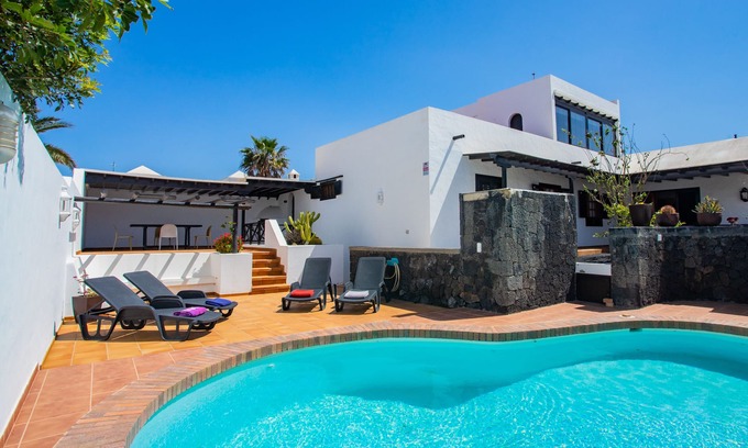 Playa del Cable Chalet De Esquí | Villa con piscina y área de terraza y barbacoa privadas. WIFI gratis.
