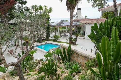 Capo Rizzuto Cama Y Desayuno | Praialonga Suites with Pool and Garden