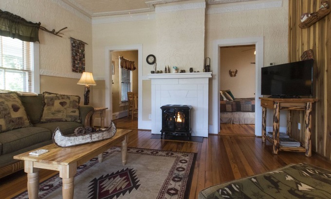 Bryson City Apartamento | Prairie Edge Suite at the Calhoun House Inn & Suites