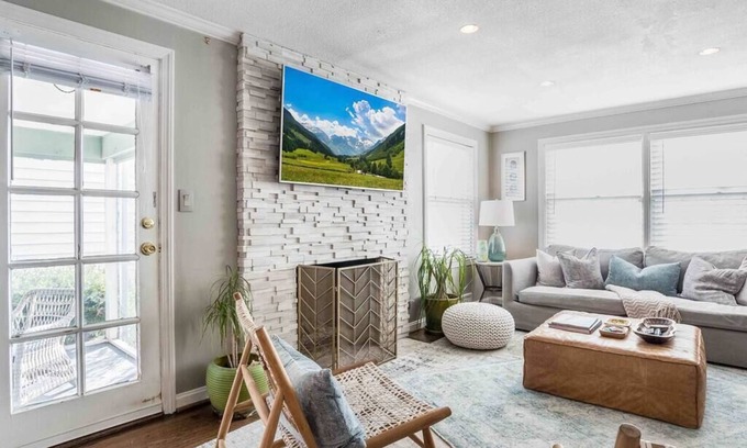 Prairie Village Casa | Prairie Village Cottage - Walk to Village Shops!