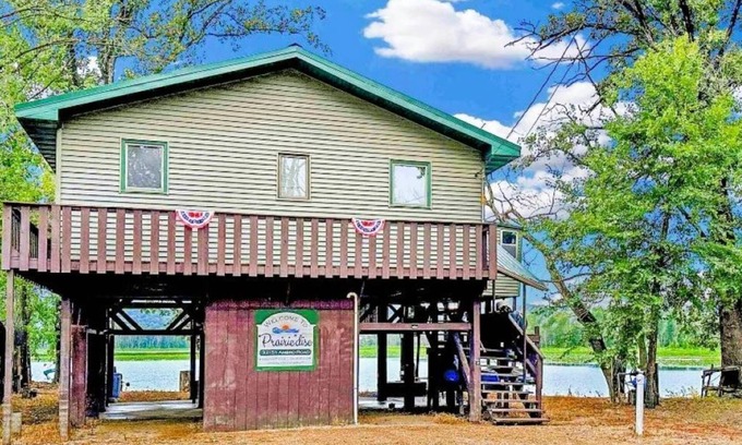 Prairie Du Chien Cabina | Prairiedise Mississippi Riverside Cabin Retreat: Your Perfect Waterfront Getaway