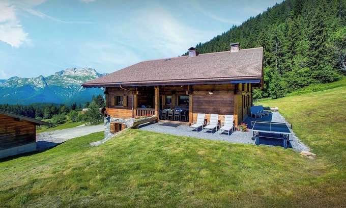 Manigod Chalet De Esquí | hotel de 5 estrellas con baño turco, jacuzzi, vistas impresionantes - OVO Red
