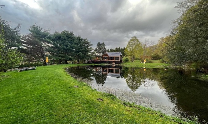 Downsville Casa | Pravite Cottage in the Woods