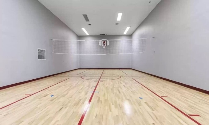 Green Bay Casa | Preble Hills Oasis/Indoor Court/Hot Tub/Arcade