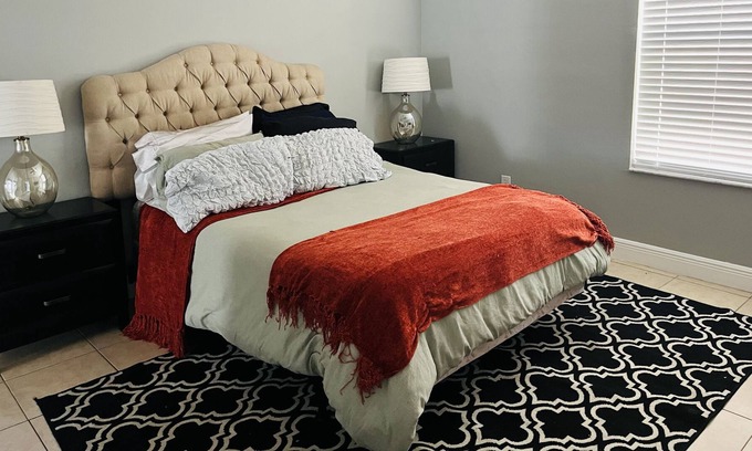 Orlando Casa | Prefer long stays! Cozy rooms, private bathrooms.