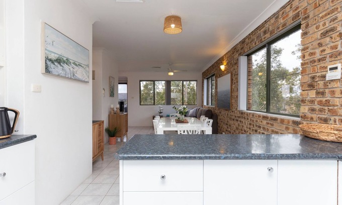 Hawks Nest Casa | Prelude Penthouse – stroll to the beach
