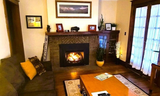 Downtown Niagara Falls Casa | Un estilo restaurado de 1911 Arts & Crafts de 3 dormitorios en casa