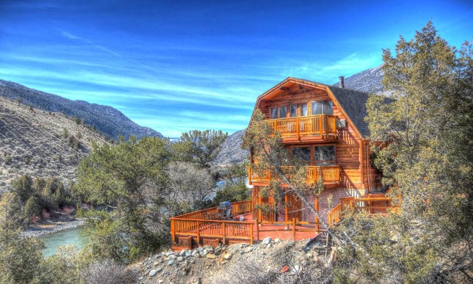 Gardiner Casa | Premier Yellowstone River Home