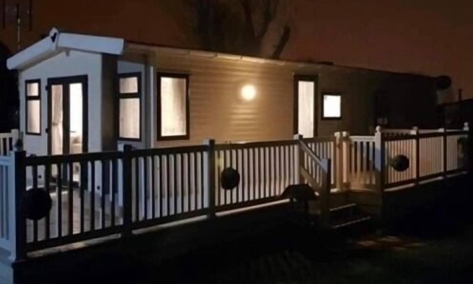 Clacton-on-Sea Cabina | Premium 2 bed Caravan sleeps 6 with huge decking