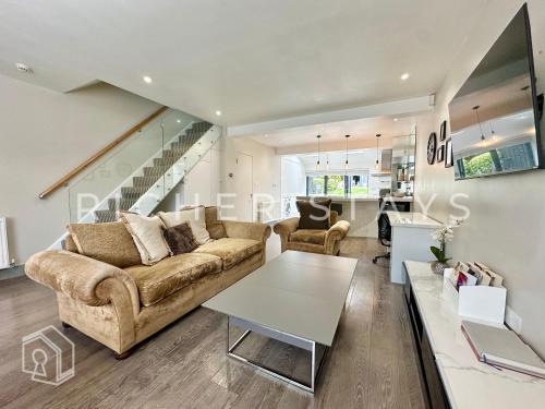 Borehamwood Casa | Premium 3BR House, French Doors and Private Garden