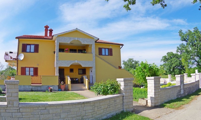 Sajini Apartamento | Apartamento amplio y moderno en ubicación tranquila con piscina y cama elástica