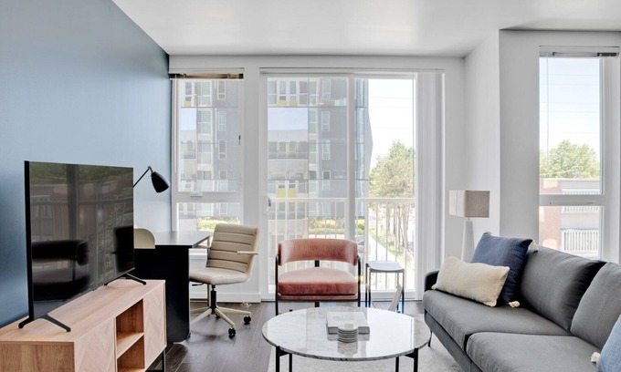 Wilburton Apartamento | Premium Bellevue 1BR w/ Gym & W/D, near Spring District, by Blueground