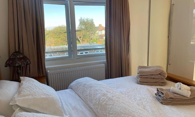Cranbrook Apartamento | Premium flat! Enjoy luxurious white Egyptian bedding near Gants Hill Station, Ilford, London
