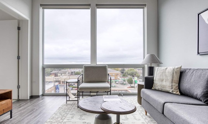 Logan Square Apartamento | Premium Logan Square 1BR w/ Roof Deck & Gym, 1 block to L, by Blueground