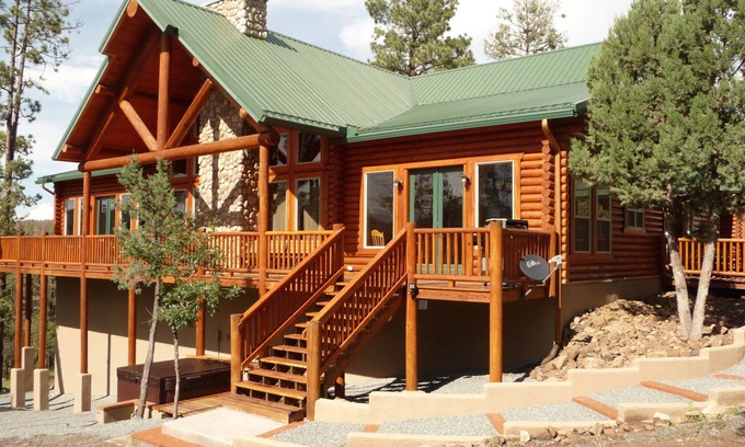 Ruidoso Casa | Retiro de montaña premium en más de 2 acres con vistas panorámicas: bañera de hidromasaje / mesa de billar