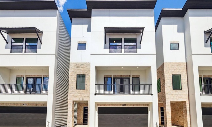Spring Branch Central Casa | Premium New Construction 3-bedroom - 15 Min to Downtown