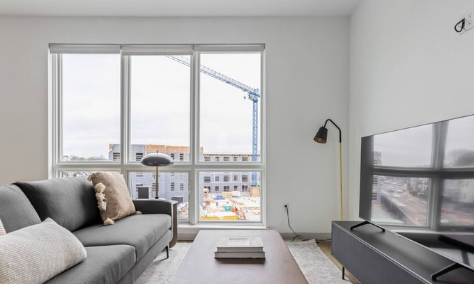 Dorchester Apartamento | Premium Savin Hill 2BR w/ W/D, near Red Line & Shops, by Blueground