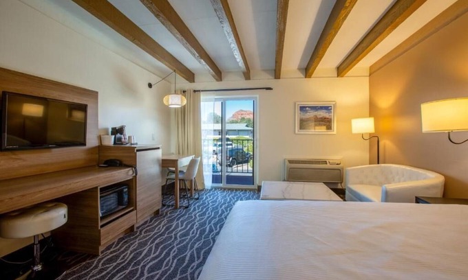 West Sedona Hotel | Premium Single Queen View in Boutique Sedona Hotel