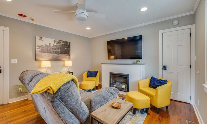 Abingdon Casa | Premium Suite in Historic District, Walking Distance to Restaurants & Shops!