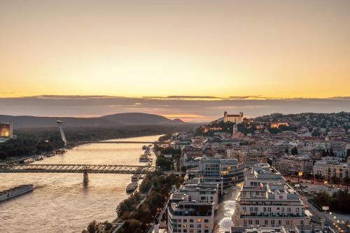 Nivy Apartamento | Premium Suite, RIVER & OLD TOWN VIEW,FREE PARKING