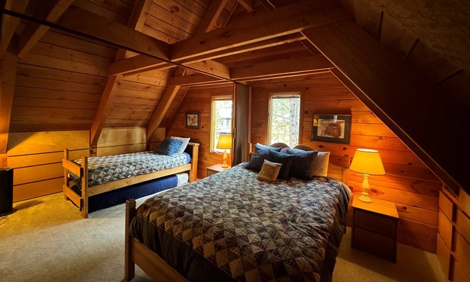 Sunriver Chalet De Esquí | Aprovechar: julio y agosto !! Grandes críticas, cerca del río, WiFi, perro OK