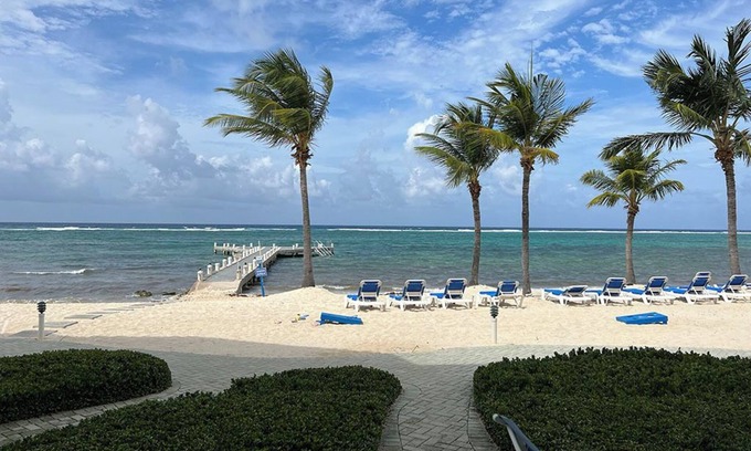 Colliers Bay Condominio | President's Wk-Oceanfront spacious beautiful Studio apartment with private patio