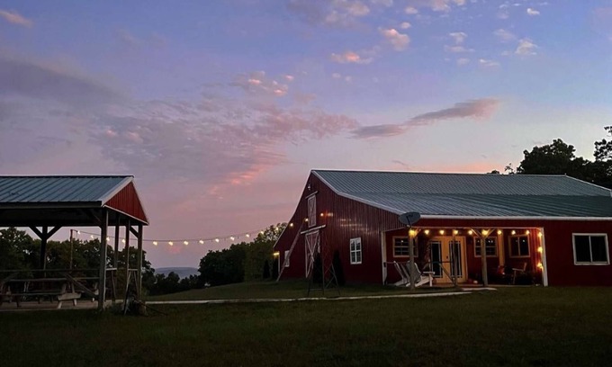 Eureka Springs Apartamento | Presidential Barndominium at the Stable at Bear Mountain