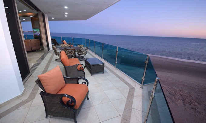 Sandy Beach Condominio | Presidential Suite con Gran Balcón Frente al Mar