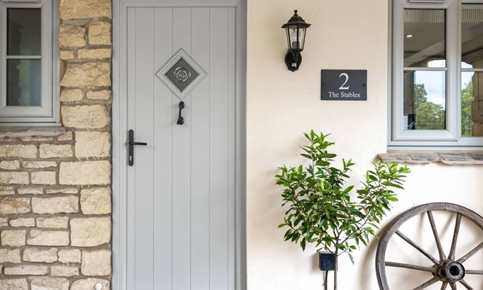 Cheltenham Cabaña | Prestbury Stables, Cheltenham - sleeps 4 guests in 3 bedrooms