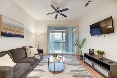 Astrodome Apartamento | Prestige Retreat with Wi-Fi, Pool, Parking, Pets Ok