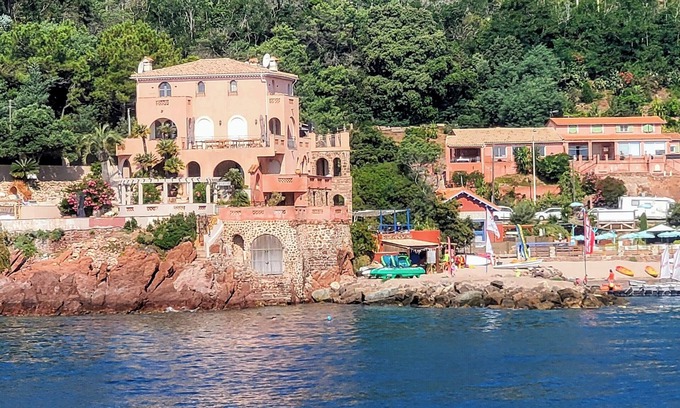 Espero-Pax Villa | Prestigious waterfront villa for 12 people, with private sea access